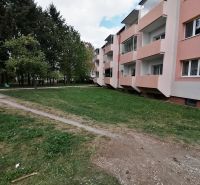 Bytový dům na Záborského ulici v Martině obklopený zelení a chodníky.