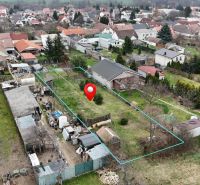 Letecký pohled na zahrady v Budmericích na Kaštelské ulici s vyznačeným pozemkem.