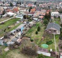 Letecký pohled na zahrady v Budmericích na Kaštelské ulici.
