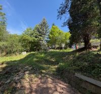 Pozemky - bydlení na Plánkách, Bratislava - Záhorská Bystrica, obklopené zelení a stromy.
