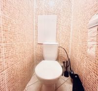 Toaleta s mozaikovými dlaždicemi v 3-pokojovém bytě, světlé a čisté prostředí.