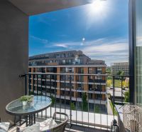 Balkon s výhledem na moderní architekturu v Bratislavě na Bajkalské ulici.