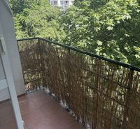 Balkon s výhledem na zeleň ve 2pokojovém bytě na Dobrovského ulici, Bratislava Staré Město.
