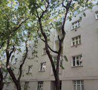 Bílý bytový dům na Dobrovského ulici v Bratislavě Starém Městě, obklopený zelení.