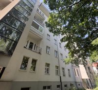 Bytový dům v Bratislavě Starém Městě na Dobrovského, nabízející 2-pokojové byty s balkony.