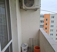 Balkon s klimatizací na 2-pokojovém bytě na ulici T.Vansové v Nových Zámcích.