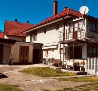 Rodinný dům v Nové Kelči, Nová Kelča s dvorem, garáží a balkonem pod modrou oblohou.