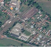 Letecká fotografie areálu a rodinných domů v části města Martin, zaměřená na infrastrukturu.