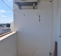 Balkon v 2-pokojovém bytě na Hollého ulici v Senci, s klimatizací.