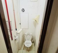 Interiér s keramickou dlažbou obsahuje WC s větracím otvorem a čisticími potřebami.