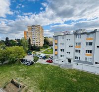 Pohled na obytné budovy a parkoviště na ulici Za poštou v Hlohovci.