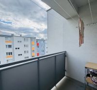 Balkon 3-pokojového bytu na ulici Za poštou v Hlohovci s výhledem na sídliště.