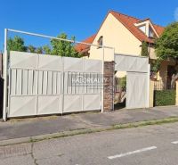 Bílá brána a rodinný dům v Trnavě vhodné na pozemky - bydlení.