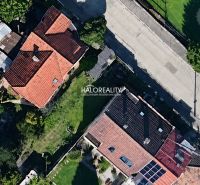 Letecký pohled na domy a zahrady v Trnavě vhodné pro Pozemky - bydlení.