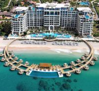 Luxusní resort v Paje s unikátní architekturou a soukromými plážovými altánky.