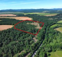 Zalesněná oblast a zemědělské pozemky v Domaníkách s vyznačeným územím.