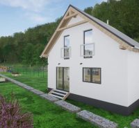 Rodinný dům s jednoduchým designem obklopený zahradou a květinovými záhony v Kostiviarské, Banské Bystrici.