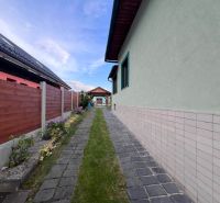 Rodinný dům na Kalvárské cestě v Ružomberku s dlážděným chodníkem a dřevěným plotem.