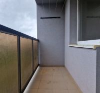 Balkon 2-pokojového bytu s dlaždičkovou podlahou a zábradlím v dekoru Karola Kuzmányho, Kežmarok.