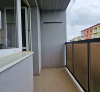 Balkon v 2-pokojovém bytě na ulici Karola Kuzmányho v Kežmarku s výhledem na sousední bytovky.