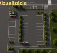 Parkoviště na Novozámocké ulici ve Zvolenu, Banskobystrický kraj, Slovensko obklopené zelení.