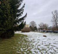 Sněhem pokryté pozemky - komerční ve Zvolenu s výhledem na parkoviště na Novozámocké.