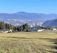 Panoráma Banské Bystrice z Pršianské cesty, Pozemky - bydlení, s horským pozadím.