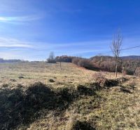 Jasný den na pozemku, Pršianská cesta, Banská Bystrica, vhodné pro bydlení.