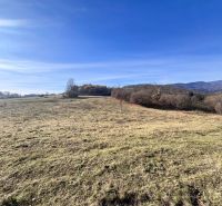 Krajina s poli pod modrou oblohou na Pršianské cestě v Banské Bystrici. Pozemky - bydlení.