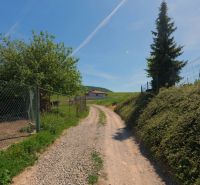 Venkovská cesta v Lietavské Svinnej-Babkově vede k domu, ideální na pozemky - bydlení.