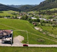 Pozemky - bydlení v Lietavské Svinnej-Babkově, s panoramatem malebných zelených kopců na obzoru.