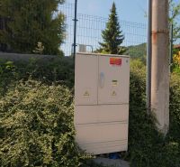 Elektrická skříň vedle sloupu a porostu v Lietavské Svinnej-Babkově, Pozemky - bydlení.