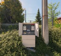 Otevřená elektrická skříň mezi zelení v Lietavské Svinnej-Babkově pro pozemky - bydlení.