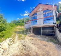 Rodinný dům v rekonstrukci s lešením, obklopený přírodou v Badíně, okres Banská Bystrica, Slovensko.