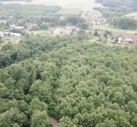 Letecký pohled na zemědělské a lesní pozemky u Trebušovců obklopené zelení a venkovskými oblastmi.