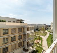 Balkony a zeleň mezi městskými bytovkami v Bratislavě - Ružinově.