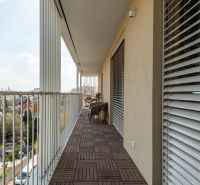 Balkon s podlahou s dřevěným dekorem v 3-pokojovém bytě, výhled na Bratislava - Ružinov.