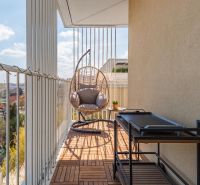 Balkon 3-pokojového bytu v Bratislavě-Ružinově s houpačkou a výhledem na město.