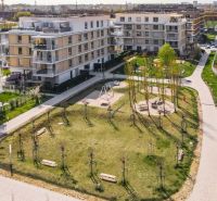 V Bratislavě - Ružinově, mezi bytovými domy, se rozprostírá zelený park s hřištěm.