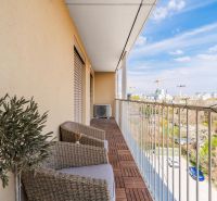 Balkon v 3-pokojovém bytě s podlahou s dřevěným dekorem, výhled na Bratislavu - Ružinov.