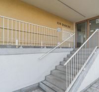 Vstup do 3-pokojového bytu na Bajkalské ulici v Bratislavě, Ružinově se schodištěm.