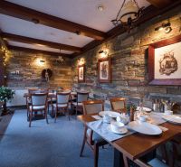 Restaurace v hotelech a penzionech s kamennými stěnami a stylovým osvětlením.