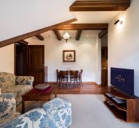 Hotelové a penzionové apartmány s podlahou s dřevěným dekorem a pohodlným sezením.
