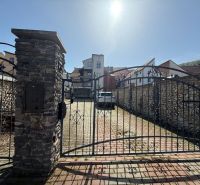 Zavřená kovová brána na ulici Dolní, Banská Bystrica, okres Banská Bystrica, Banskobystrický kraj, Slovensko.