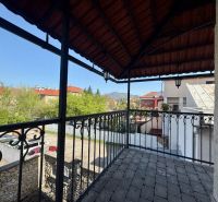 Pohled z balkonu na střechy budov v Banské Bystrici, okres Banská Bystrica.