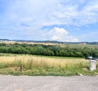 Krajina s loukou a stromy, výhled ze stavby na bydlení v Krupině.