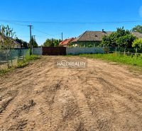 Stavební pozemek na bydlení v Juru nad Hronem, připravený na novou výstavbu.