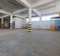 Skladový prostor s betonovou podlahou, sloupy a prosvětlenými okny na Lieskovské cestě, Zvolen.