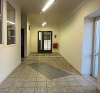 Chodba ve výrobních prostorách s keramickou dlažbou a dvoukřídlými dveřmi.