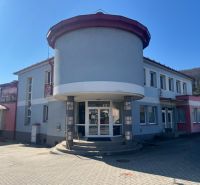 Budova s obloukovým vchodem v Kremničce, Banská Bystrica, sloužící pro sklady a haly.